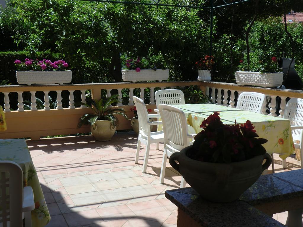 Guest House Sandra Rab Town Exterior foto