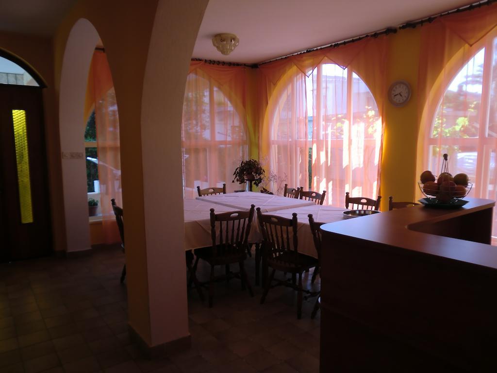 Guest House Sandra Rab Town Exterior foto